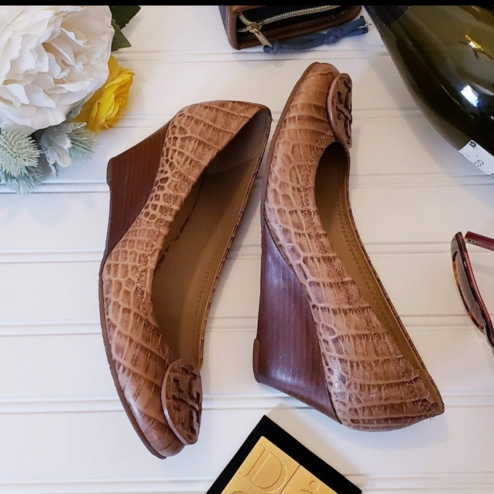 Tory Burch Sally Wedge Reptile Embossed Size 7